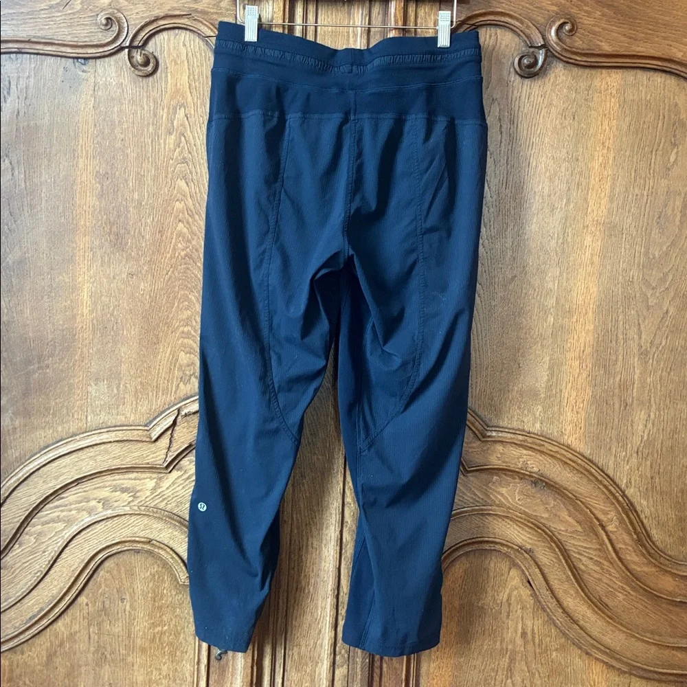 Lululemon On The Fly Pant Size 8 Navy 25” Cropped Pull On Work Travel